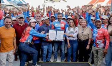 Governador Wilson Lima entrega triciclos reformados e uniformes para reforçar transporte turístico em Parintins durante o Festival