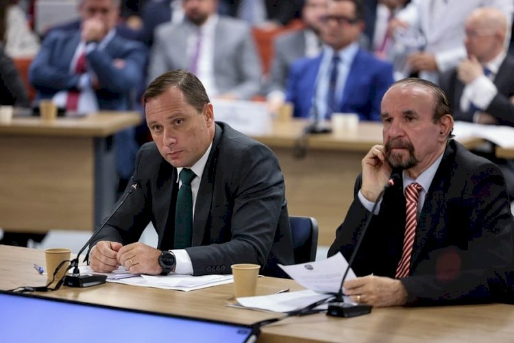Mauro Cid é alvo de buscas e vai prestar depoimento à PF sobre suspeita de tentar passaporte que facilitaria saída do país