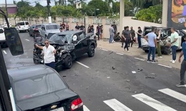 Colisão entre picape e carro deixa cinco pessoas feridas na Avenida Coronel Teixeira, em Manaus