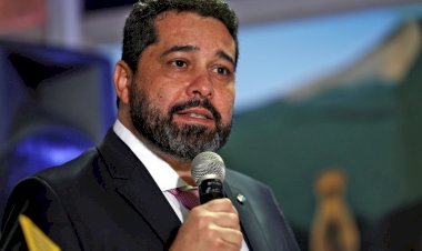 Com prejuízo bilionário no 1º trimestre e pressão de aliados pelo cargo, presidente dos Correios pede demissão