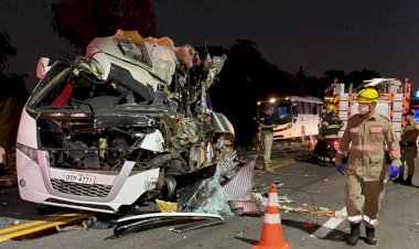 Acidente entre carreta, micro-ônibus e ônibus deixa cinco mortos na BR-153, diz PRF