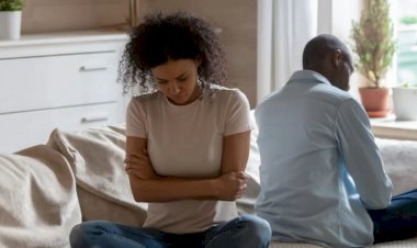 “Phubbing”: o ato de ignorar seu parceiro para olhar o celular que está minando seu relacionamento