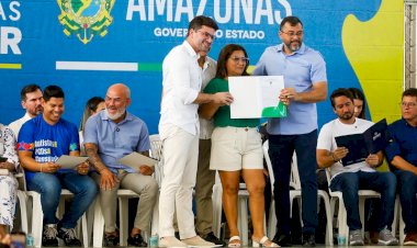 “Esse documento é muito importante para mim”, diz moradora do Conjunto Carlos Braga ao receber título definitivo do imóvel