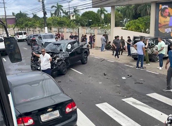 Colisão entre picape e carro deixa cinco pessoas feridas na Avenida Coronel Teixeira, em Manaus