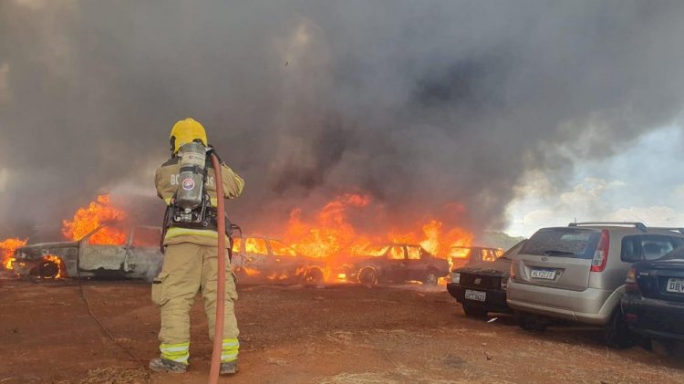 Incêndio queima 200 carros no pátio do Detran, em Uberaba