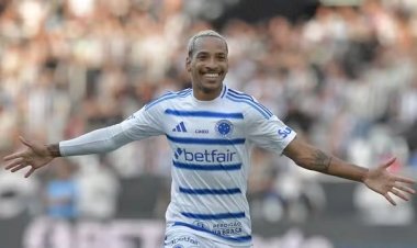 Cruzeiro vence o Botafogo e cola na liderança do Brasileirão pela 18ª rodada da série A