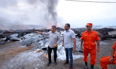 Governador Wilson Lima acompanha trabalho do Corpo de Bombeiros no combate a incêndio em fábricas de Manaus