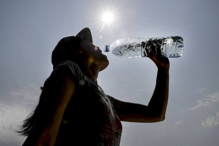 Deixei uma garrafa plástica de água dentro do carro no calor; é seguro beber?