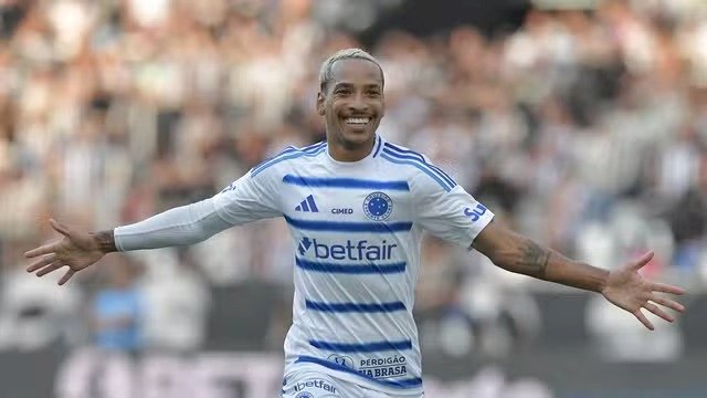 Cruzeiro vence o Botafogo e cola na liderança do Brasileirão pela 18ª rodada da série A