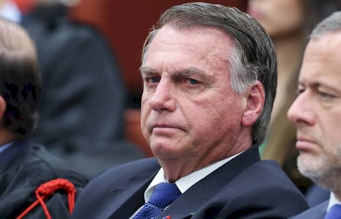 Moraes decreta prisão domiciliar de Jair Bolsonaro; PF apreende um celular do ex-presidente