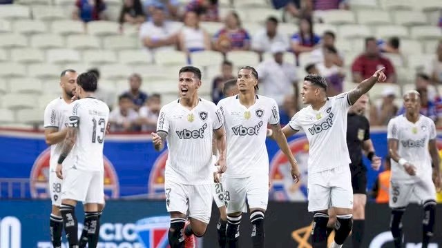 Botafogo goleia o Fortaleza no Castelão pela 19ª rodada da série A