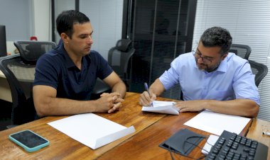 Governador Wilson Lima anuncia pavimentação da estrada de acesso ao porto de Fonte Boa e revitalização de estádio em Japurá