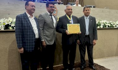Câmara Municipal de Manaus entrega Medalha de Ouro da Cidade ao professor João Guilherme de Moraes e Silva
