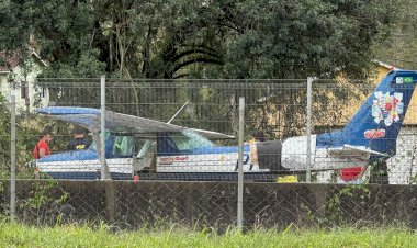 Avião faz pouso de emergência na rodovia Régis Bittencourt, na Grande São Paulo