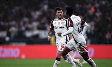 Flamengo vence o Corinthians de virada e se isola na liderança do Brasileirão, pela 25ª rodada do campeonato brasileiro da série A
