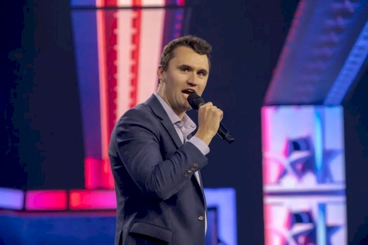 Influenciador conservador Charlie Kirk morre após ser baleado durante palestra em universidade dos EUA
