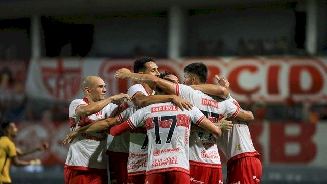 CRB vence o Amazonas e fica a quatro pontos do G-4