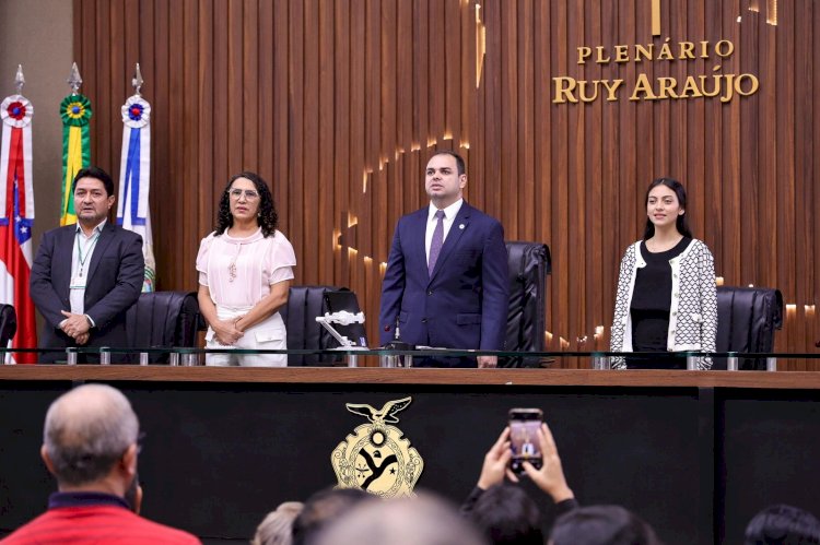 Presidente Roberto Cidade destaca papel da juventude na construção da democracia, durante posse do Parlamento Jovem 2025