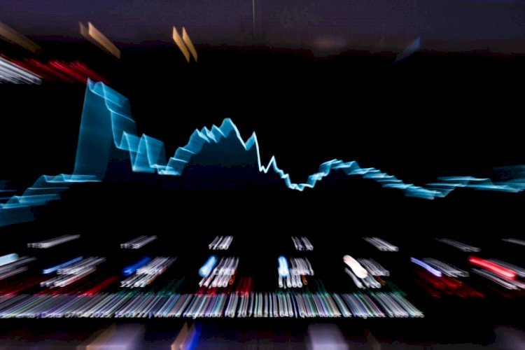 Bolsa renova recorde histórico de fechamento; dólar fica estável