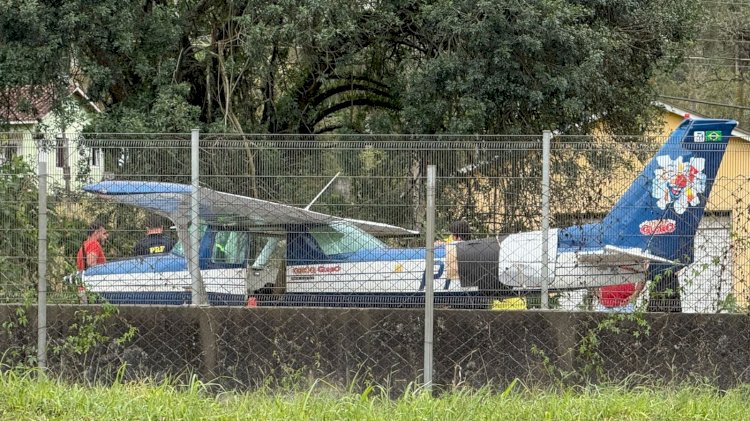 Avião faz pouso de emergência na rodovia Régis Bittencourt, na Grande São Paulo