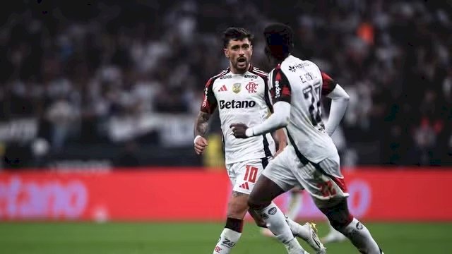 Flamengo vence o Corinthians de virada e se isola na liderança do Brasileirão, pela 25ª rodada do campeonato brasileiro da série A