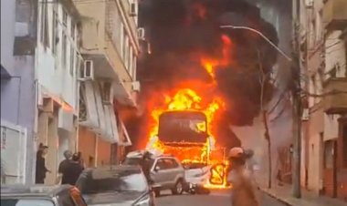 Ônibus com estudantes perde o controle, colide com veículos e pega fogo em Porto Alegre