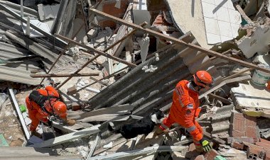 Explosão atinge oito casas, deixa dois mortos e nove feridos; bombeiros buscam cadeirante sob escombros