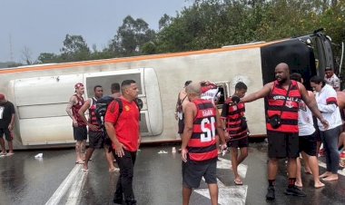 Ônibus com torcedores do Flamengo a caminho da Argentina tomba na Dutra; há 46 feridos, quatro em estado grave
