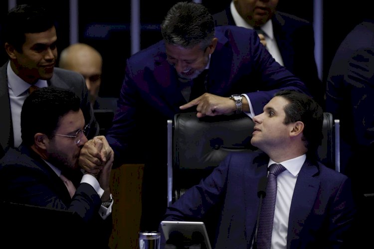 Câmara aprova isenção de IR até R$ 5.000 e imposto mínimo para alta renda, em votação unânime
