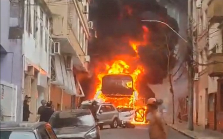 Ônibus com estudantes perde o controle, colide com veículos e pega fogo em Porto Alegre
