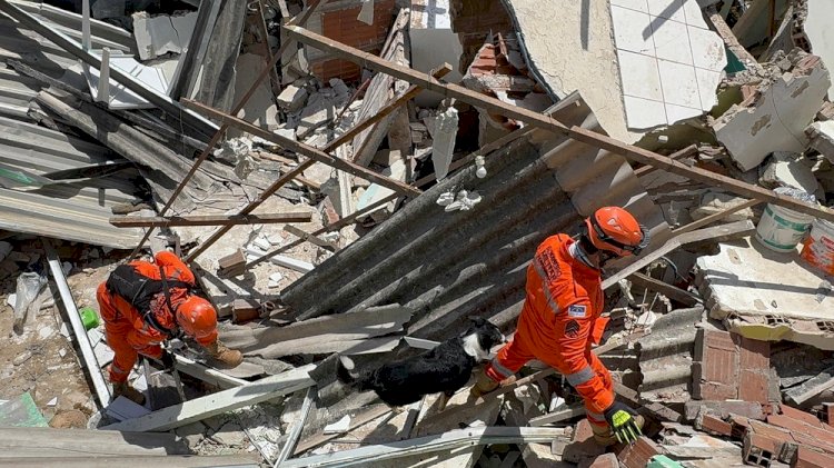 Explosão atinge oito casas, deixa dois mortos e nove feridos; bombeiros buscam cadeirante sob escombros