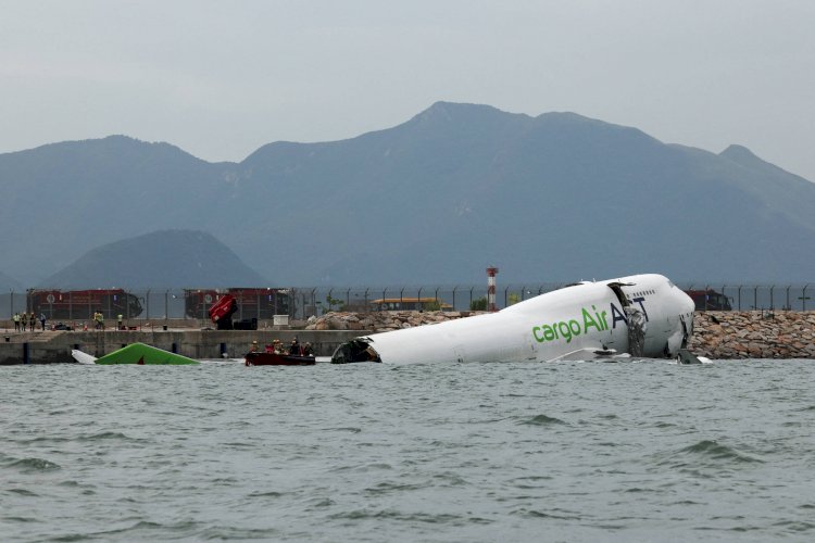 Boeing 747 cargueiro sai da pista em Hong Kong e mata dois funcionários do aeroporto