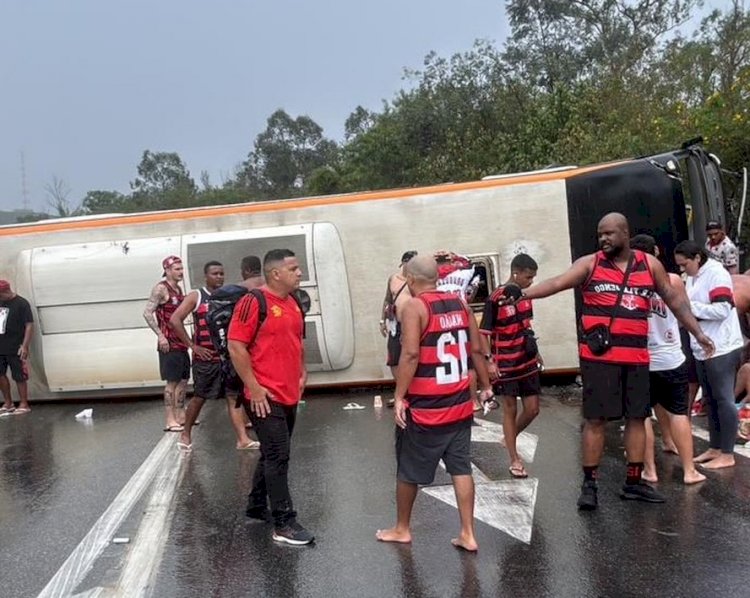 Ônibus com torcedores do Flamengo a caminho da Argentina tomba na Dutra; há 46 feridos, quatro em estado grave