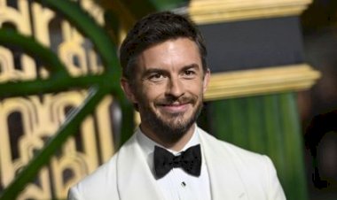 Jonathan Bailey é eleito o homem mais sexy de 2025 pela revista People