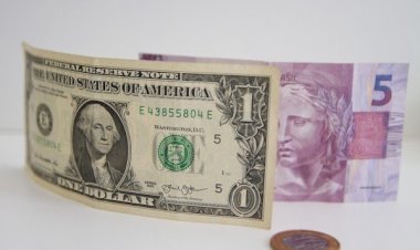 Ibovespa fecha acima de 155 mil pontos pela 1ª vez; dólar cai a R$ 5,30