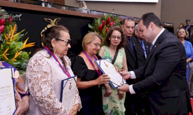 Presidente Roberto Cidade outorga a ‘Medalha de Mérito Hamilton Cidade’ para 93 servidores aposentados do Legislativo Estadual