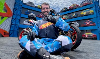 Piloto de moto morre após acidente em show com manobras radicais no Beto Carrero World