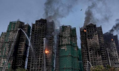 Mortes em Hong Kong vão a 65 após incêndio; 62 pessoas estão presas nos prédios