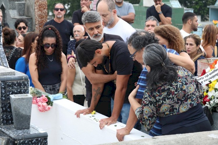 'Todos nós aqui te amamos': mãe se despede de jovem que morreu baleada na Linha Amarela