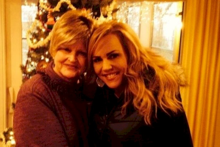 Ex-apresentadora de TV mata mãe de 80 anos a facadas no Halloween