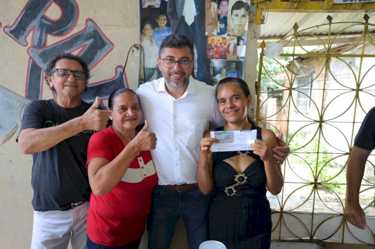 Governador Wilson Lima entrega mais 1.000 cartões do Auxílio Estadual em Itacoatiara