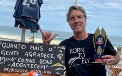 Bicampeão de asa-delta morre ao colidir parapente contra prédio no Rio