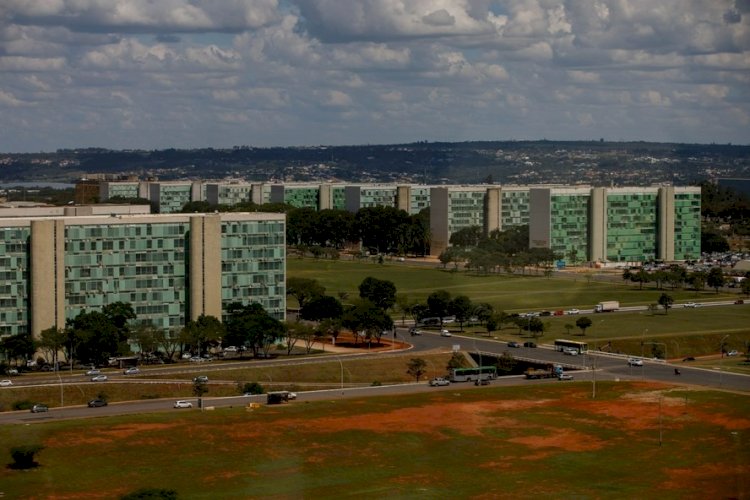 Explosão em subestação provoca incêndio e deixa ferido no Ministério da Igualdade Racial