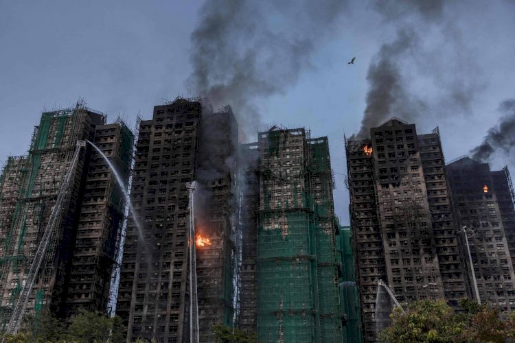 Mortes em Hong Kong vão a 65 após incêndio; 62 pessoas estão presas nos prédios