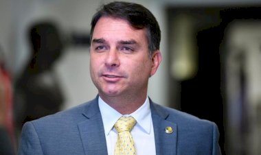 Flávio Bolsonaro indica que candidatura é moeda de troca e 'tem preço' para ser retirada