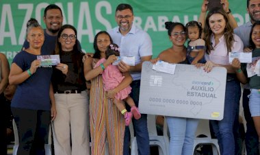 Governador Wilson Lima entrega cartões do Auxílio Estadual e fortalece setor social em Manacapuru