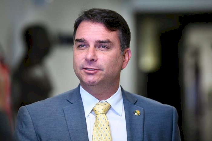 Flávio Bolsonaro indica que candidatura é moeda de troca e 'tem preço' para ser retirada