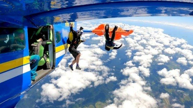 Paraquedista fica preso a cauda de avião na Austrália, e vídeo revela momento tenso em pleno ar
