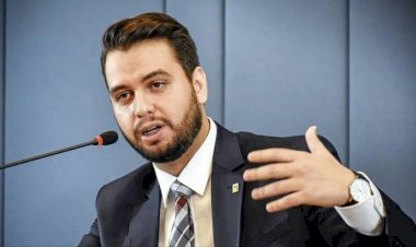 PF prende Filipe Martins, ex-assessor de Bolsonaro, após ordem de Moraes