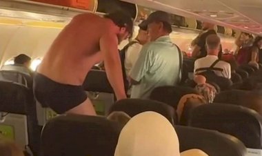 Passageiro tira a roupa, chama comissários para briga e ameaça pular do avião